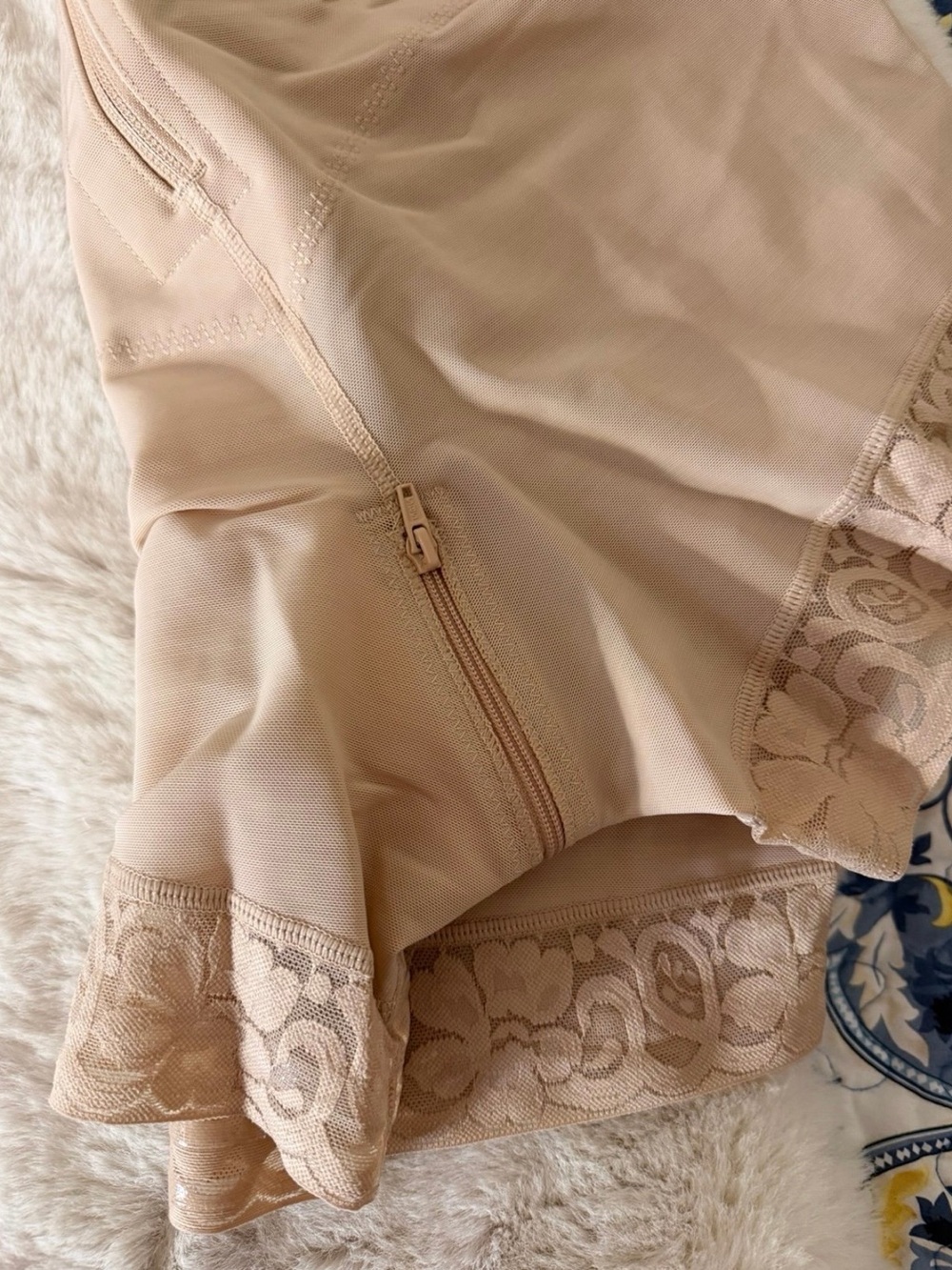Shapellx Sculpting High Waist Shorts
Shapewear - Picture 6 of 9